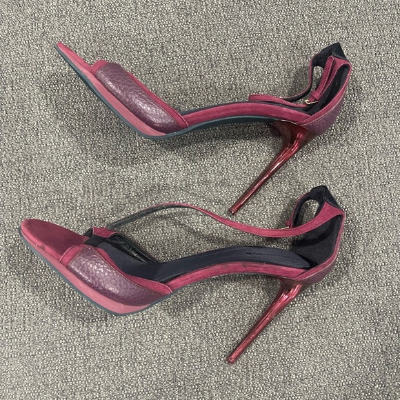 Burberry Elegant Burgundy Heels - Picture 5 of 5